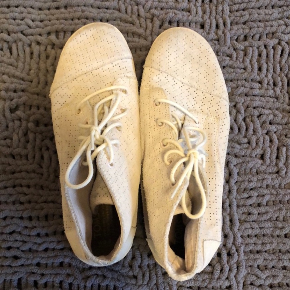 Tom’s Off White Eyelet High Tops Sneakers Women’s size 8.5